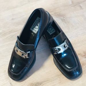 Graphique Basic brown loafers with silver buckle